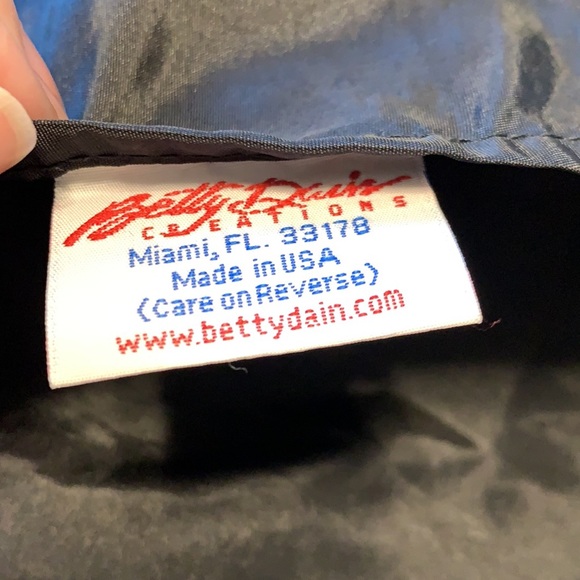 Betty Dain | salon Cape - Picture 4 of 4